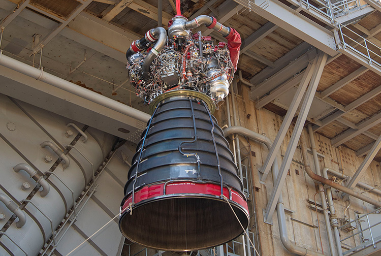 Обновлённый опытный двигатель RS-25 №0528 на тестовом стенде A-1 (NASA | SSC)