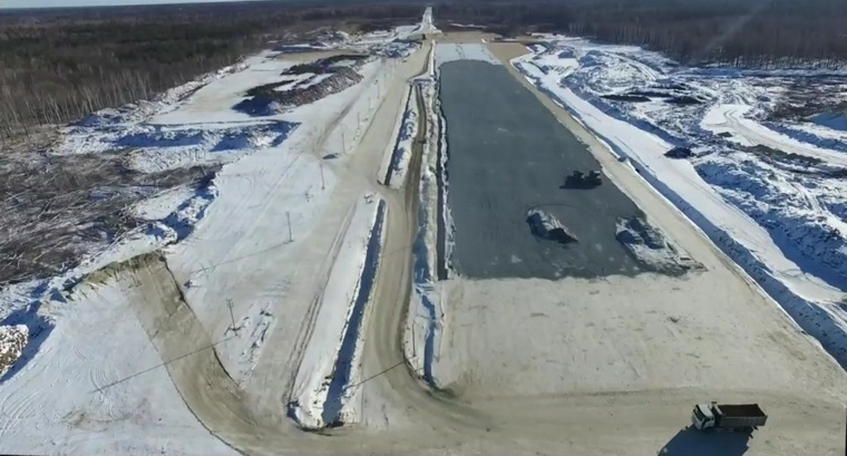 «Раньше здесь был лес»: Дмитрий Рогозин показал взлетно-посадочную полосу космодрома Восточный / Взлетно-посадочная полоса для аэропорта космодрома Восточный будет достроена и введена в эксплуатацию ориентировочно до конца 2022 года. Сейчас на стройплощадке работают 505 человек и 97 единиц техники. Как сейчас выглядит полоса, показал глава Роскосмоса Дмитрий Рогозин.&nbsp;