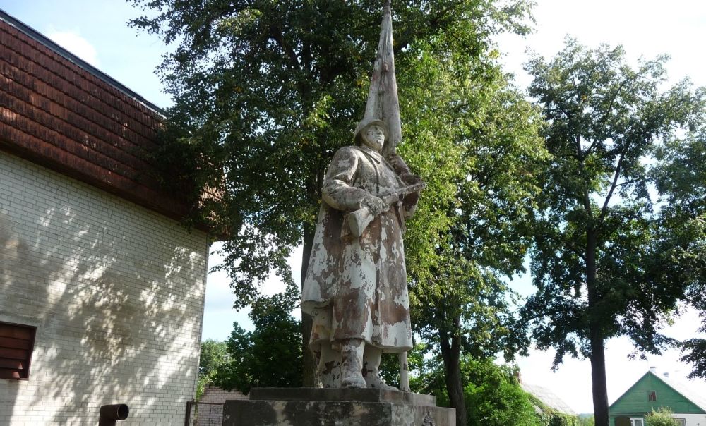 Оскверненный памятник красноармейцам в городе Жежмаряй