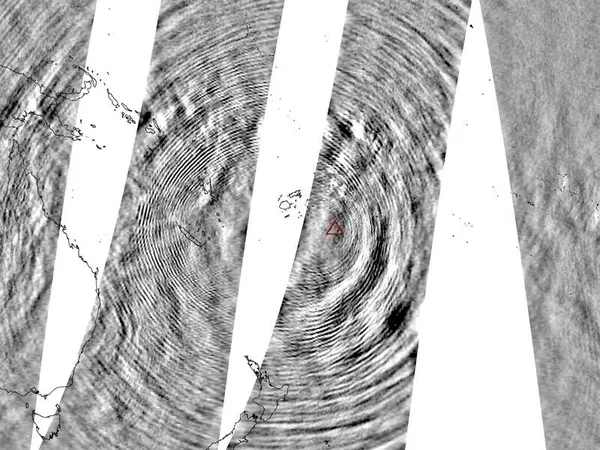 Изображение, полученное с помощью инфракрасного зонда спутника НАСА Aqua. Десятки концентрических кругов, расходящихся от места извержения вулкана Хунга-Тонга-Хунга-Хаапай, представляют собой быстро движущиеся атмосферные волны