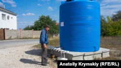 Бочка с привозной водой на окраине Симферополя, сентябрь 2020 года