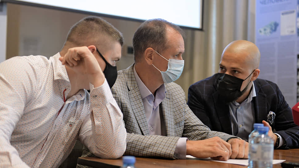 Слева направо: адвокаты Ивана Сафронова Даниил Никифоров, Иван Павлов и Дмитрий Катчев во время пресс-конференции