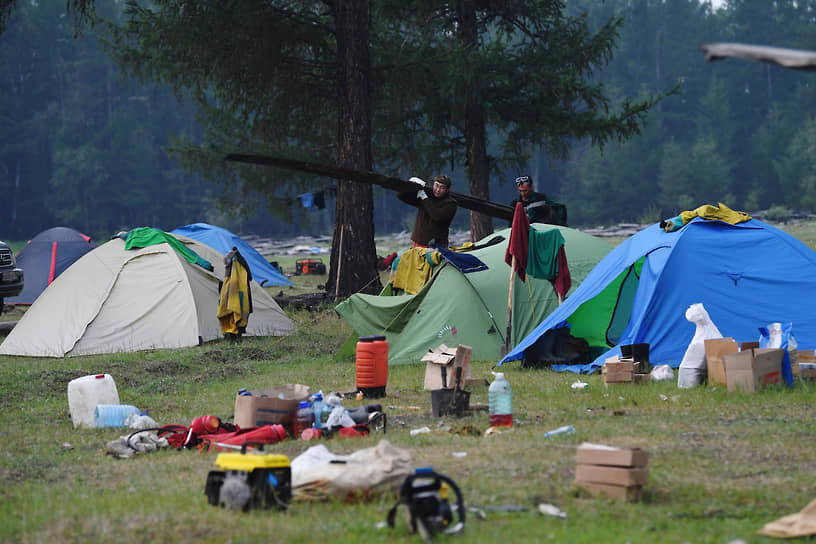 Палаточный лагерь участников общественного добровольческого штаба по борьбе с лесными пожарами