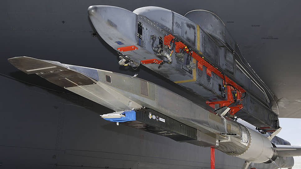 Гиперзвуковая крылатая ракета X-51A Waverider, закрепленная на пилоне самолета-носителя В-52 перед летными испытаниями
