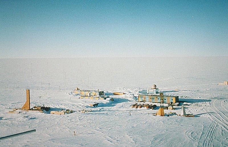 На российской станции «Восток» 21.01.1983 г. термометр показал минус 89,2 градуса по Цельсию.