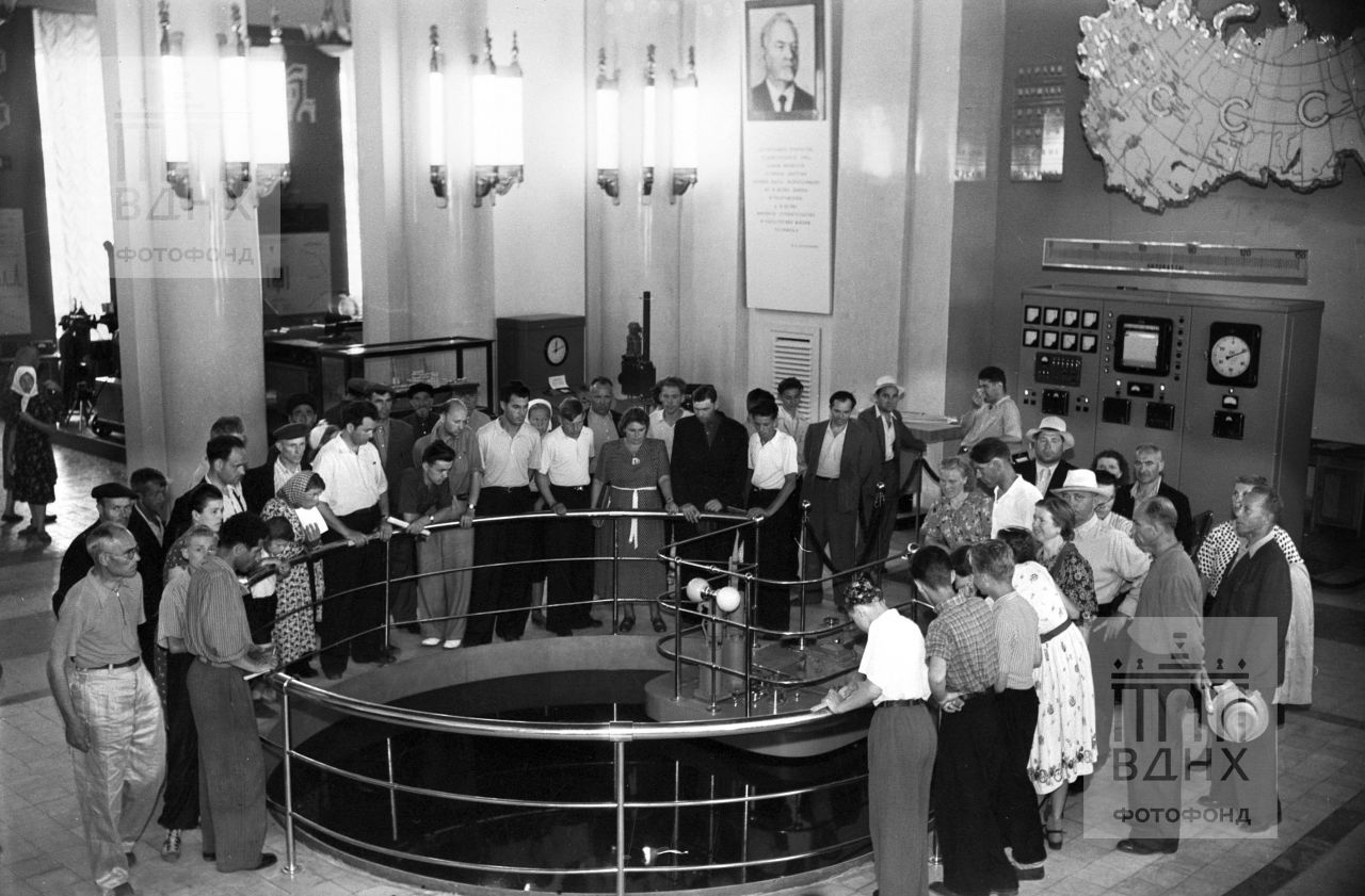 Посетители Всесоюзной промышленной выставки осматривают действующий атомный реактор в павильоне «Атомная энергия в мирных целях»