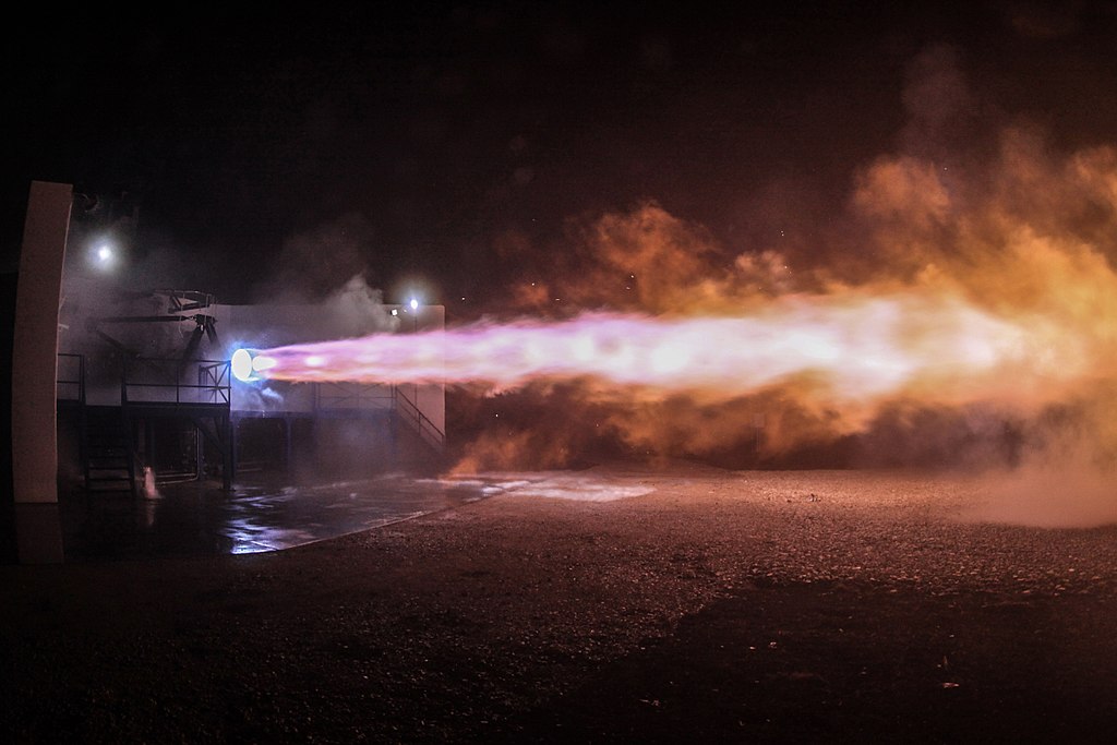 Ракетный двигатель Raptor в прошлом году стал первым метановым ЖРД, оторвавшимся от Земли на своей тяге (на борту прототипа Starship). Метан при горении почти не дает сажи, что резко упрощает многократное использование ракет, летающих на этом горючем / ©Wikimedia Commons