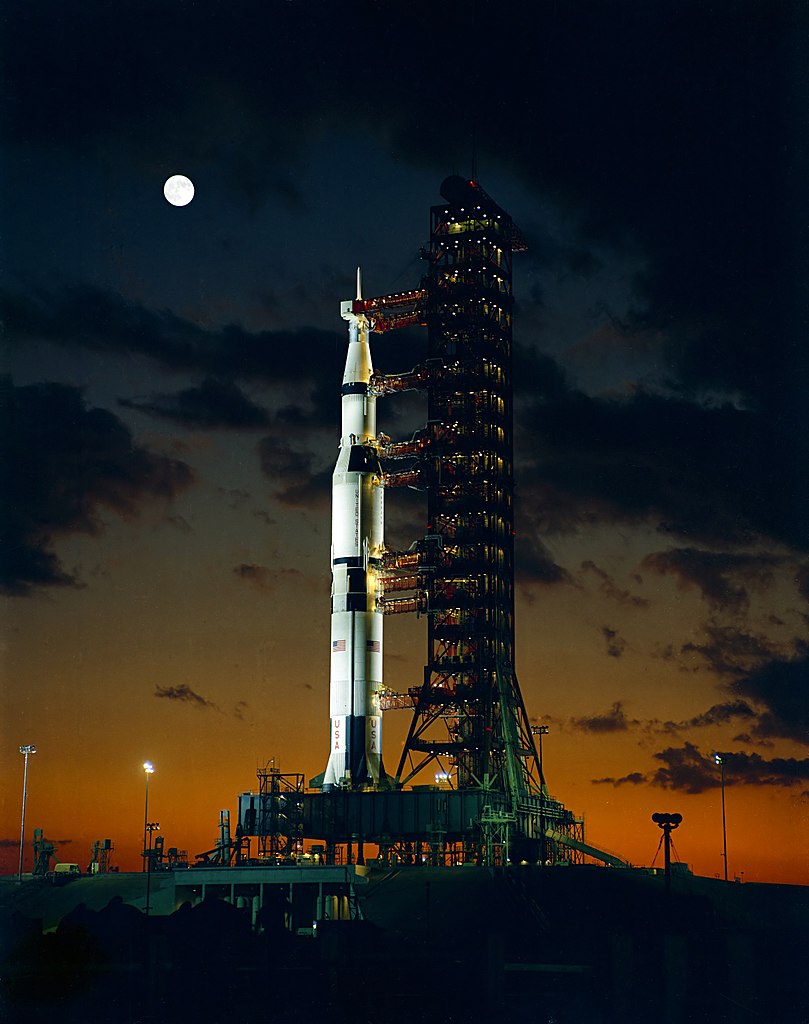 Связка ракеты «Сатурн-5» и корабля «Аполлон» на стартовой площадке. Когда же США наконец сумеют повторить достижение команды фон Брауна полувековой давности? / ©Wikimedia Commons