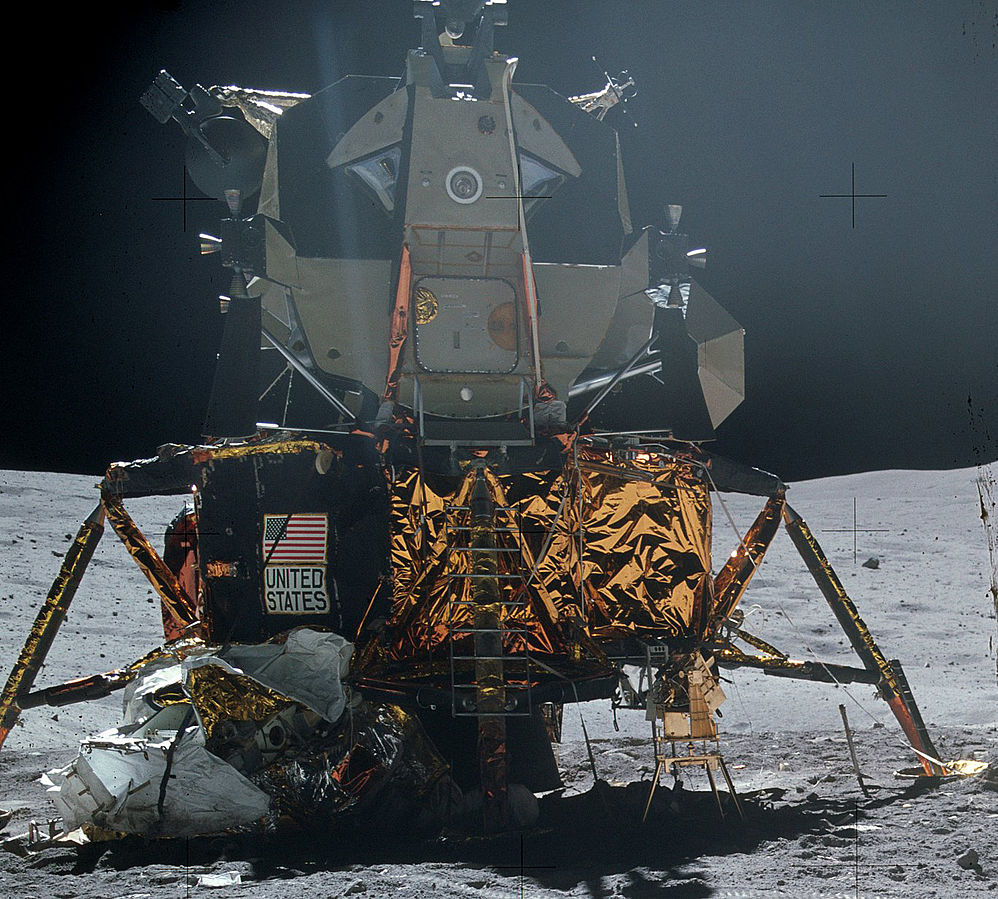 Apollo Lunar Module, доставивший людей с окололунной орбиты на саму поверхность Луны. Небольшие размеры модуля легко видеть по двери, размеры которой немногим больше астронавта в скафандре / ©Wikimedia Commons