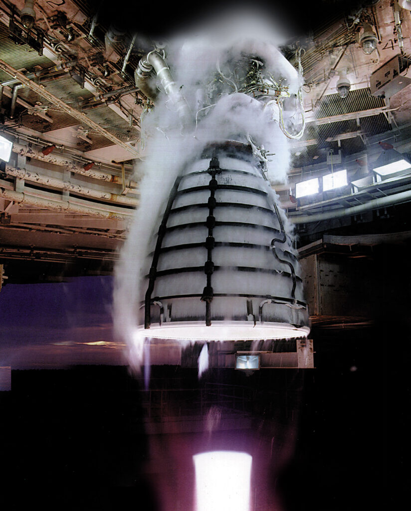 За один ракетный двигатель для SLS (RS-25, на фото) NASA платит 156 миллионов долларов. И несмотря на уйму потраченных средств, сама ракета все еще не летает / ©Wikimedia Commons