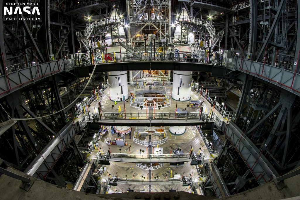 Оба твердотопливных ускорителя SLS уже установлены в здании вертикальной сборки Космического центра Кеннеди / ©NASASpaceflight, Stephen Marr