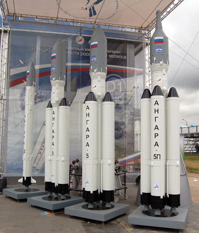 «Ангара» с одним универсальным ракетным модулем в первой ступени  давала легкую ракету «Ангара-1.2ПП», с тремя — «Ангару-3», с пятью — «Ангара-5». Исходно планировался даже вариант с семью такими модулями / ©Wikimedia Commons
