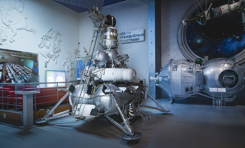 Последняя отечественная миссия на Луну, беспилотная «Луна-24», стартовала почти 46 лет назад. Она осуществила забор грунта и доставила его обратно на Землю. Так впервые удалось доказать наличие воды в лунном реголите. А за последние четверть века российская космонавтика не смогла полностью самостоятельно произвести ни одного аппарата, предназначенного для работы дальше околоземной орбиты. Это позволяет предположить, что необходимые для их разработки технологии не развиваются на современном уровне. На фото: в левой части — макет АМС «Луна-24» / ©Музей космонавтики