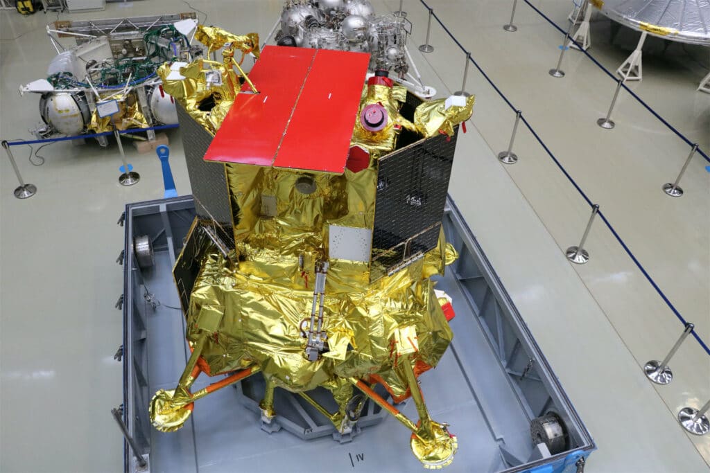АМС «Луна-25» готовится к старту в НПО имени Лавочкина, июнь 2022 года / ©«Роскосмос»