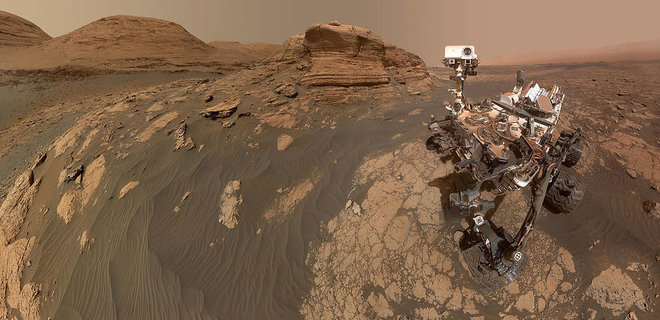 Марсоход Curiosity с ветхими колесами лезет на скалу в кратере Гейл – фото с орбиты - Фото