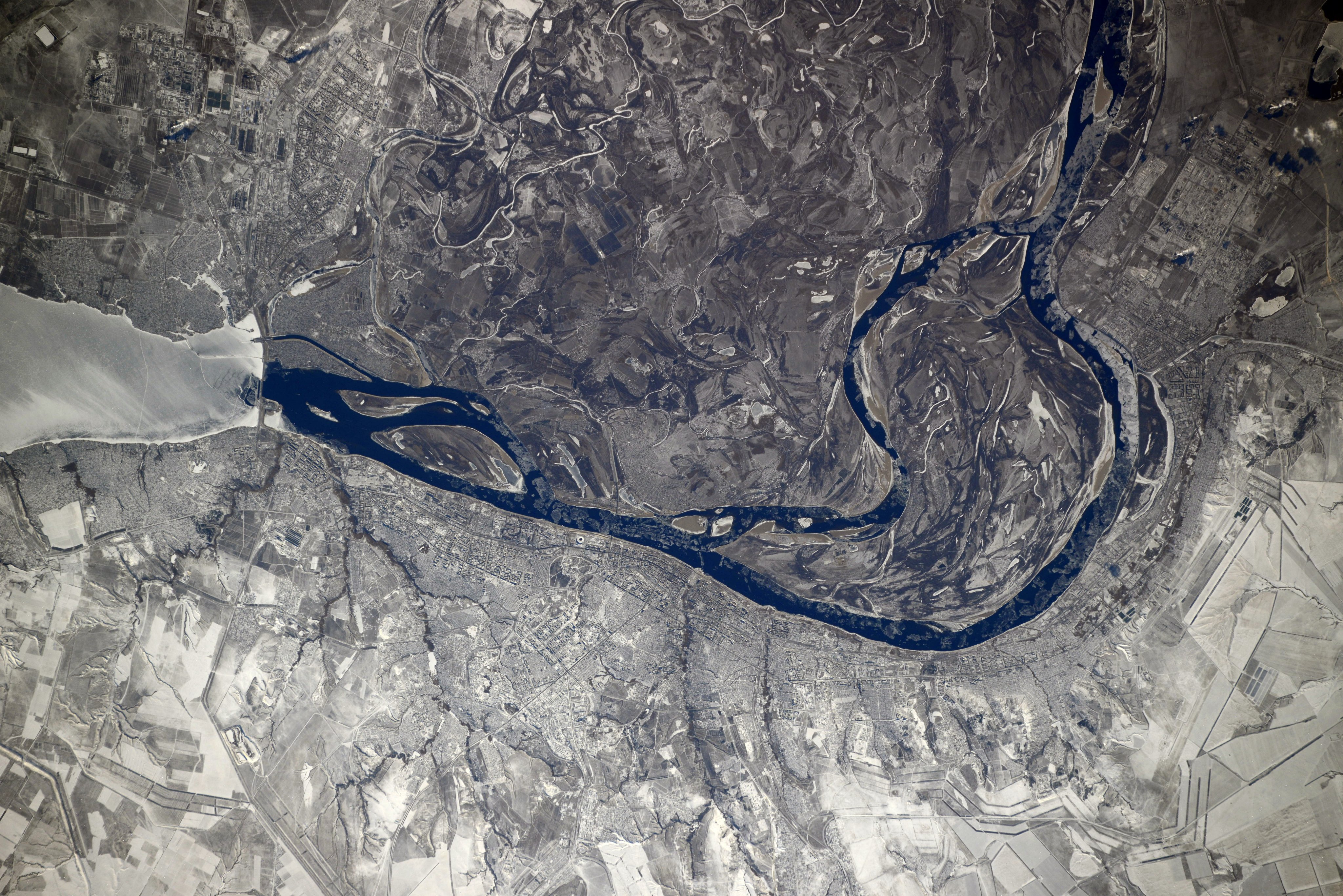 Река Волга фото со спутника