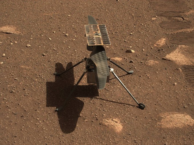 closeup of Ingenuity helicopter on the surface of Mars