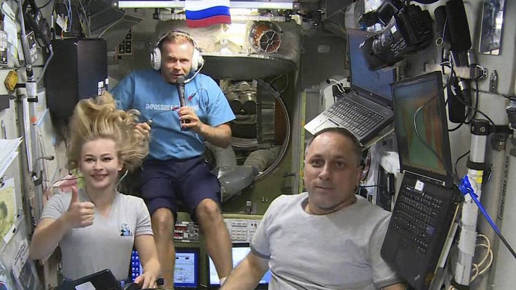 С Юлией Пересильд и Климом Шипенко на борту МКС, 7 октября 2021 года Roscosmos Space Agency via AP