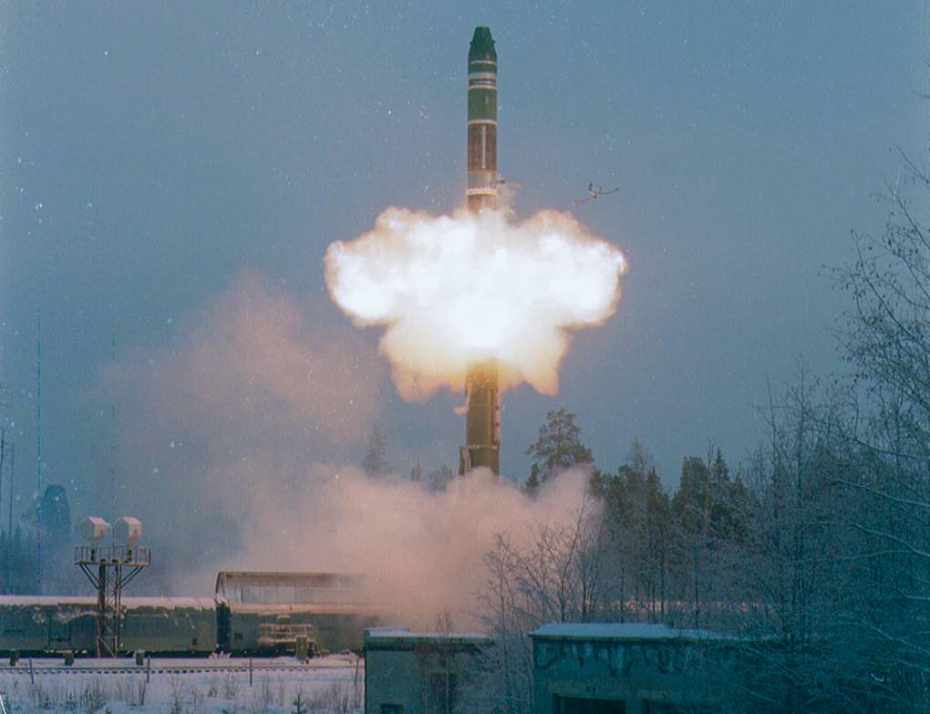 Пуск баллистической ракеты РТ-23 УТТХ с БЖРК Александра Бабенко/ТАСС