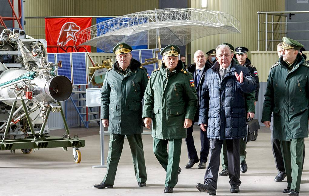 Начальник Генерального штаба Вооруженных сил РФ - первый заместитель министра обороны РФ Валерий Герасимов, министр обороны РФ Сергей Шойгу и Генеральный директор, генеральный конструктор АО