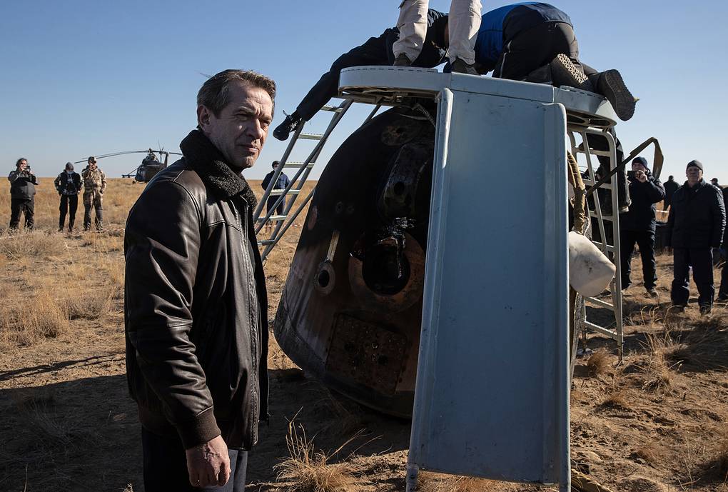 Владимир Машков у спускаемого аппарата транспортного пилотируемого корабля