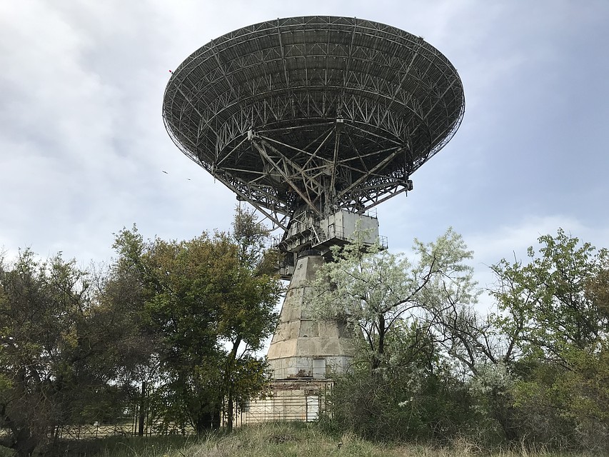 Радиотелескоп в Школьном можно хорошо рассмотреть только на современных фотографиях. Архивных кадров в свободном доступе нет – объект был секретны