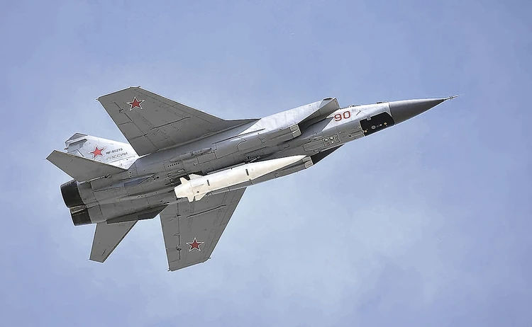 Российский истребитель МиГ-31 с еще более грозным, чем «Калибр», оружием под «брюхом» - гиперзвуковой ракетой «Кинжал». Фото: kremlin.ru height=100% width=100%