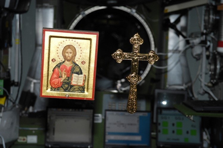 Православный крест привез на станцию экипаж «Союза ТМА-8» в 2006 году.