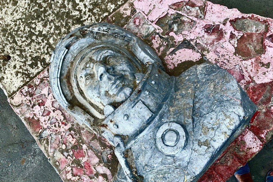 Работа неизвестного художника достойна сохранения, считает один из лучших в стране специалистов по скульптуре Александр Рожников. Фото: администрация Невельского района height=100% width=100%