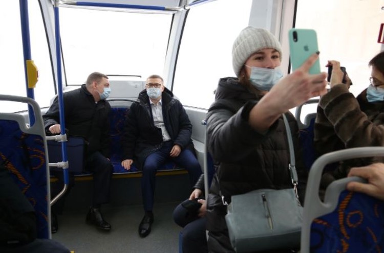 Губернатор Алексей Текслер проехал в вагоне по Челябинску. Фото: gubernator74.ru