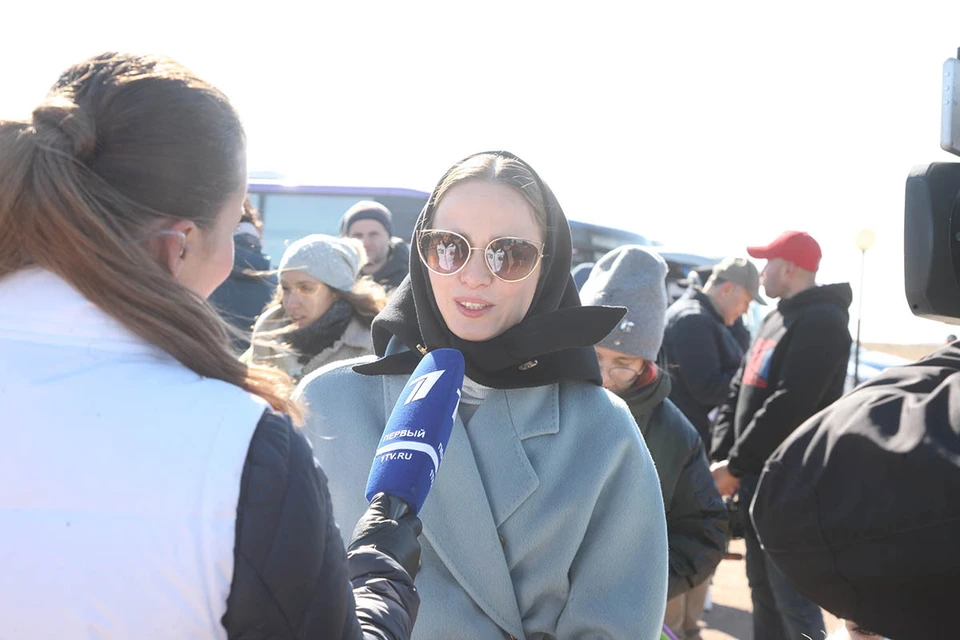 Жена Клима Шипенко пришла на Байконур в черном платке. Фото: Роскосмос height=100% width=100%