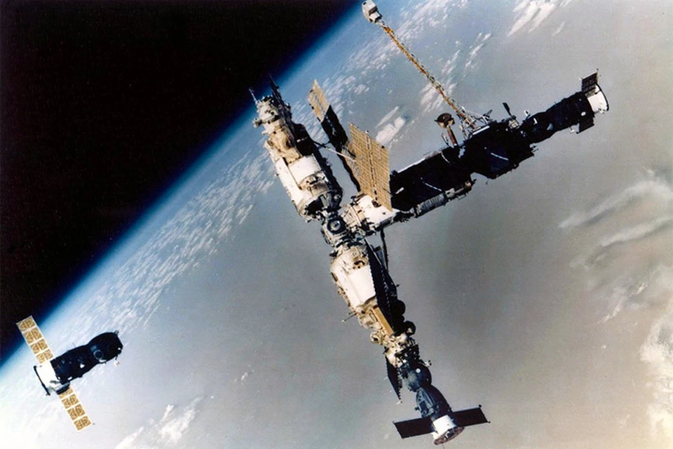 Съемки должны были проходить на орбитальной станции «Мир» - в наши дни она уже выведена из строя и затоплена в океане. Фото: госкорпорация «Роскосмос» height=100% width=100%