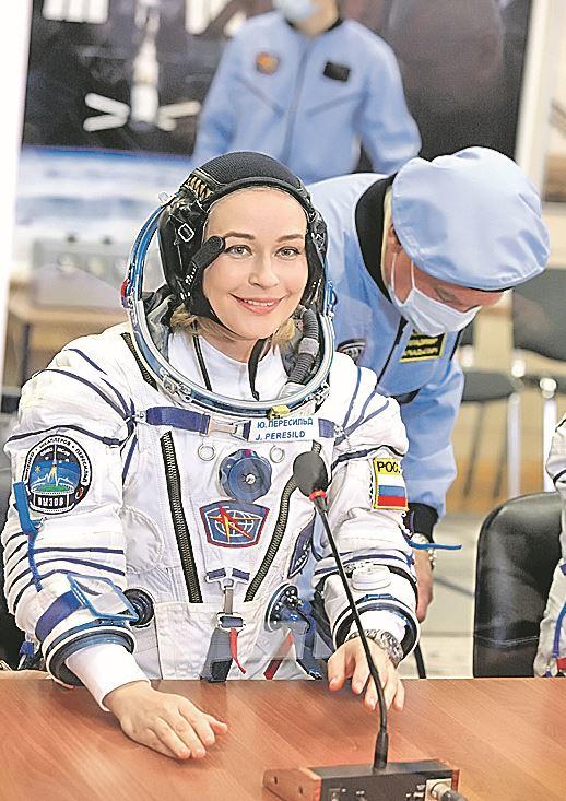 Как бы ни старался Круз, нашу Юлию Пересильд - первую актрису в космосе - он уже не обгонит. Фото: Первый канал