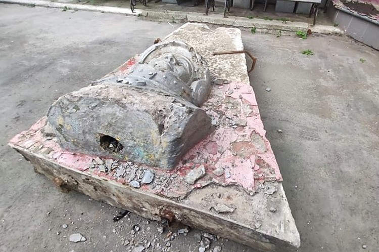 К счастью, сам барельеф при сносе не раскололся height=100% width=100%