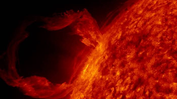 Выбросы массы на Солнце. Источник изображения: по данным спутника SDO (Solar Dynamic Observatory, NASA).