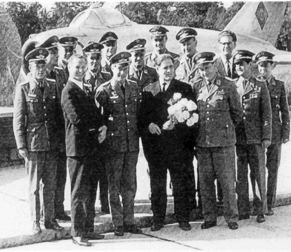 Михаил Девятаев с сослуживцами перед мемориалом в Карлсхагене, 1972. width=100%