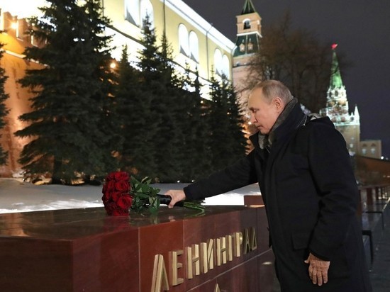 Путин возложил цветы к знаку
