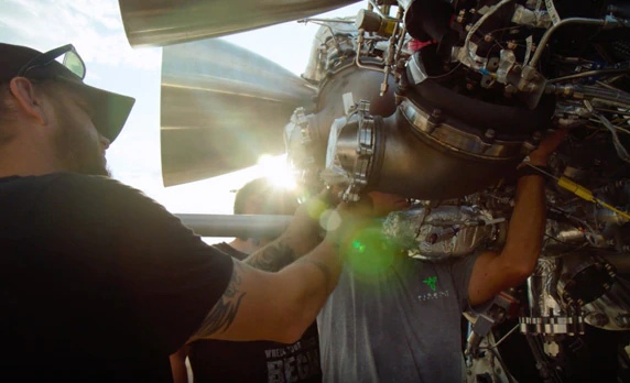 Сотрудники Firefly Aerospace устанавливают двигатели на испытательный стенд (изображение: Autodesk.сom)