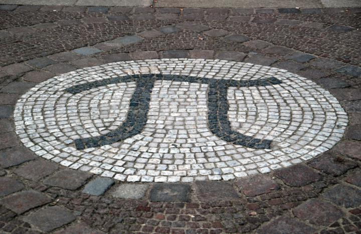 Мозаика, изображающая число пи, в Берлинском техническом университете. Фото: wikimedia.org