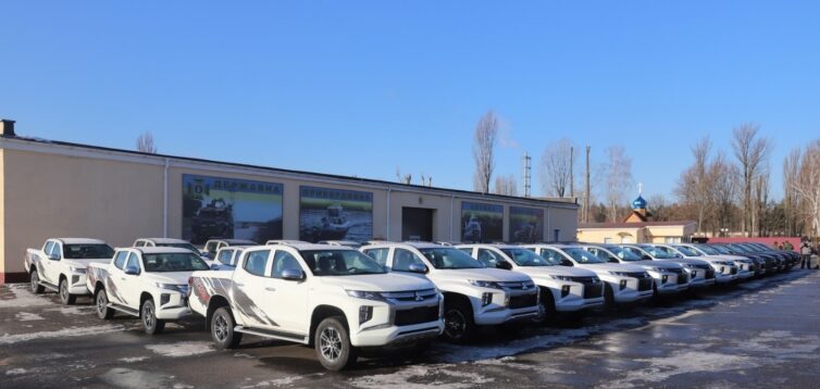 Автомобілі Mitsubishi, які США передали українським прикордонникам, виставили на продаж в інтернеті. ФОТО