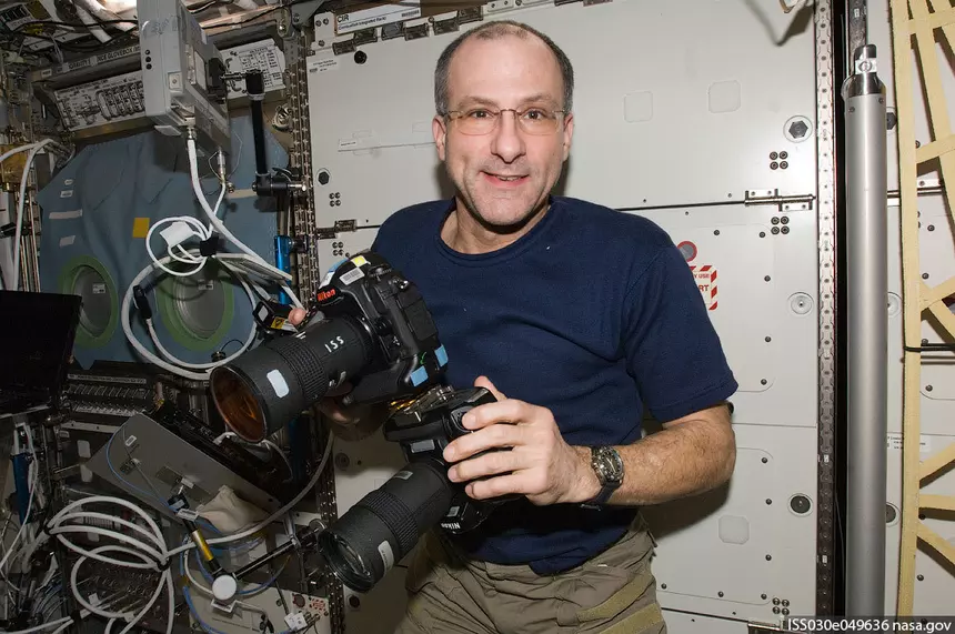 Nikon D3s и Nikon D2Xs в руках астронавта Дональда Петтита