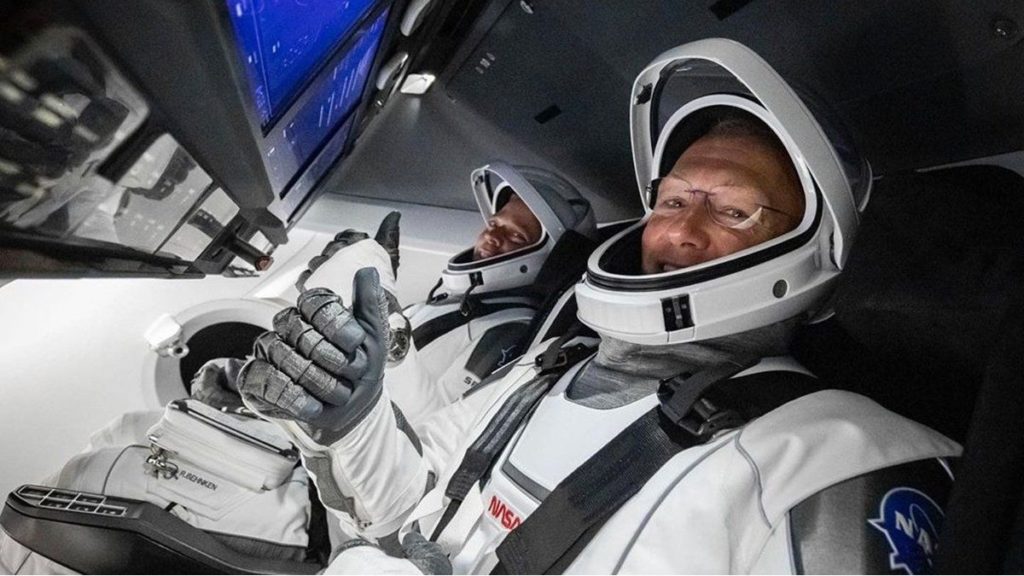 Астронавты Роберт Бенкен и Дуглас Хёрли в кабине космического корабля Endeavor (Crew Dragon). NASA