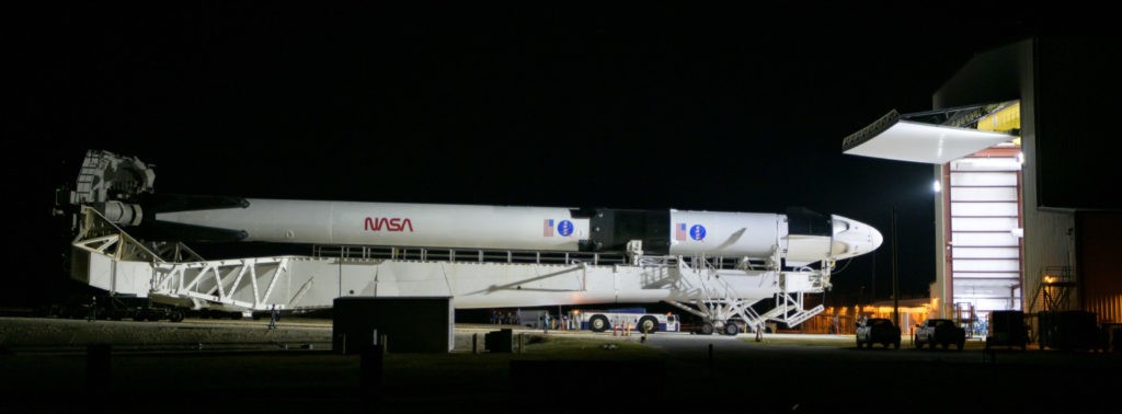 Ракета-носитель Falcon-9 с кораблём Endeavor (Crew Dragon) перед установкой на стартовый комплекс; 21 мая 2020 года. NASA