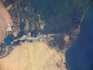Суэцкий канал — бесшлюзовый судоходный канал в Египте, соединяющий Средиземное и Красное моря. Февраль 2021 года