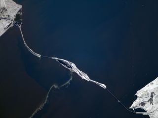 Крымский мост — транспортный переход через Керченский пролив, соединяющий Керченский и Таманский полуострова через остров Тузла и Тузлинскую косу