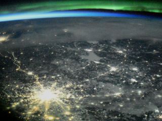 Москва закат и полярное сияние