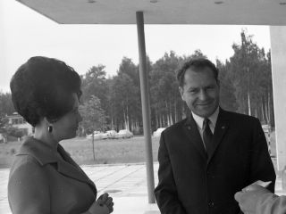 Герман Степанович Титов с женой  Тамарой Васильевной у дома космонавтов Звёздного городка, 1970 г.