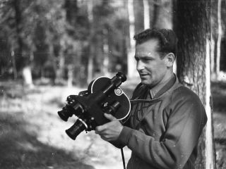 Г.С. Титов во время практического занятия с кинокамерой