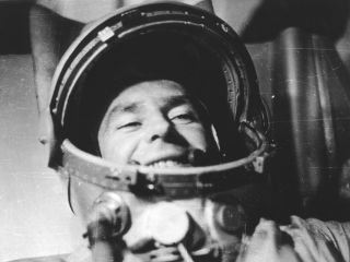 Г. С. Титов, командир космического корабля «Восток-2»,  во время тренировки на тренажёре космического корабля «Восток», 1961 г.