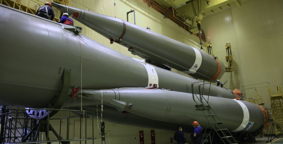 Сборка «пакета» ракеты-носителя «Союз-2.1а» для корабля «Прогресс МС-16»